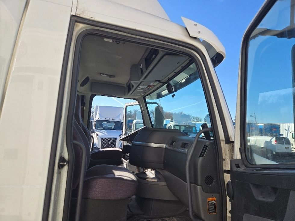 Day Cab Tractor-Heavy Duty Tractors-Volvo-2020-VNR64300-Chicopee-MA-431,906\n\t\tmiles-$ 38,250 - Image 14