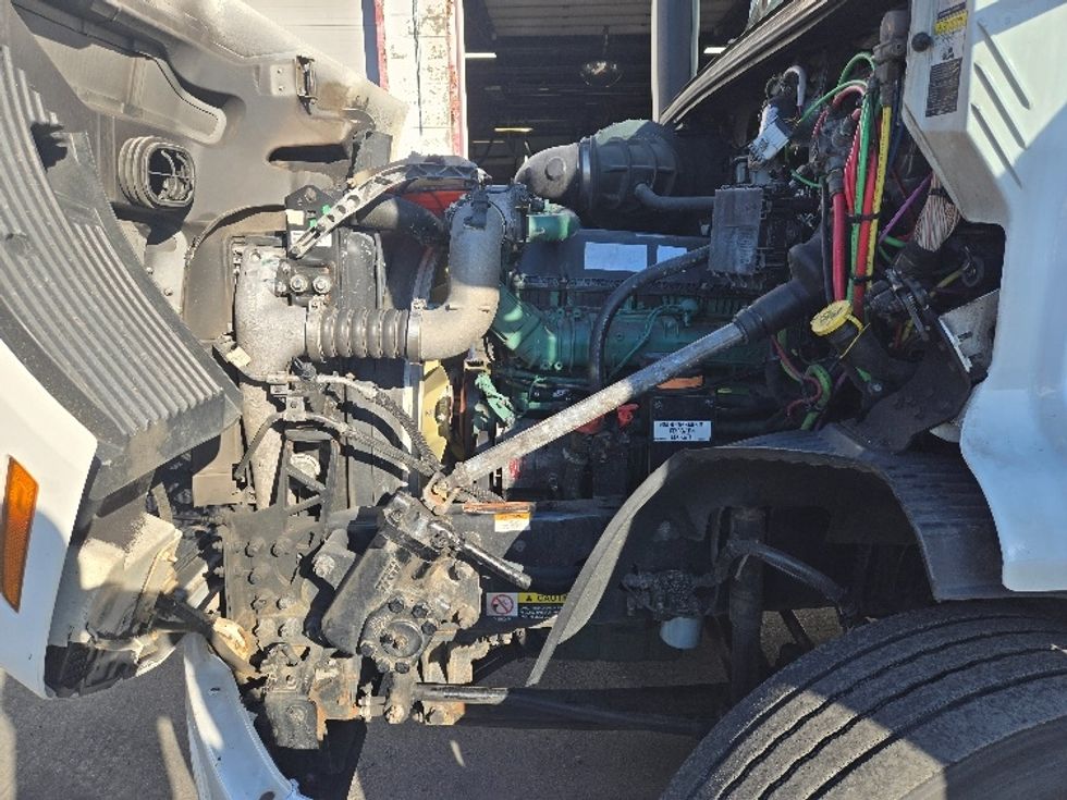Day Cab Tractor-Heavy Duty Tractors-Volvo-2020-VNR64300-Chicopee-MA-431,906\n\t\tmiles-$ 38,250 - Image 16