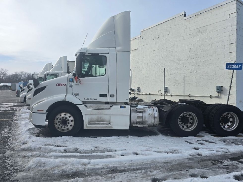 Day Cab Tractor-Heavy Duty Tractors-Volvo-2020-VNR64300-Chicopee-MA-431,906\n\t\tmiles-$ 38,250 - Image 4