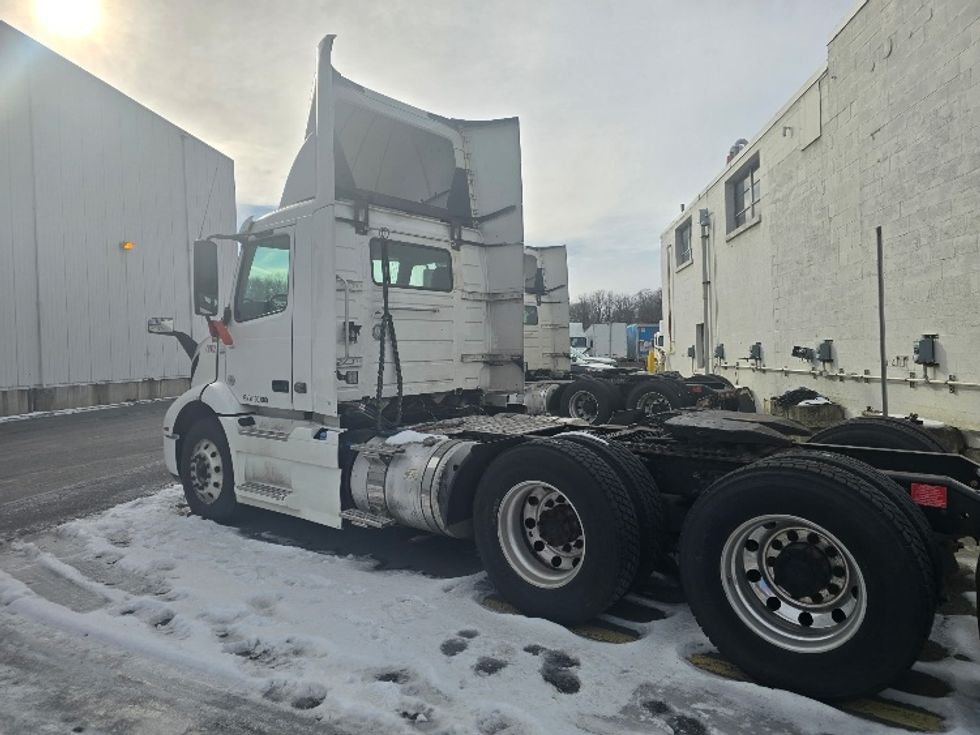 Day Cab Tractor-Heavy Duty Tractors-Volvo-2020-VNR64300-Chicopee-MA-431,906\n\t\tmiles-$ 38,250 - Image 5