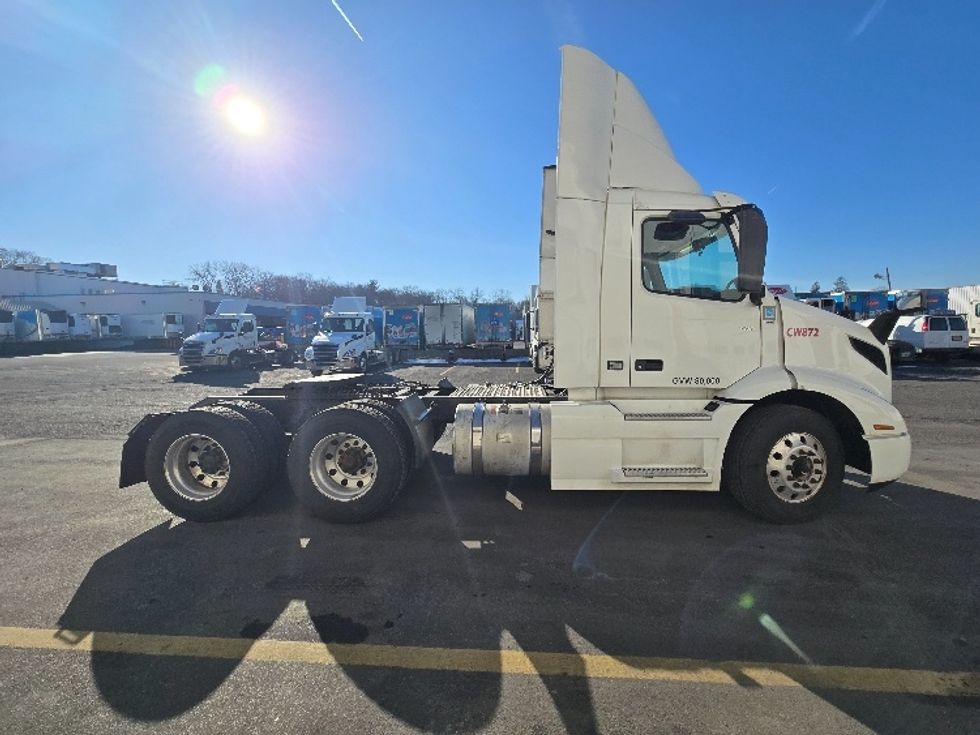 Day Cab Tractor-Heavy Duty Tractors-Volvo-2020-VNR64300-Chicopee-MA-431,906\n\t\tmiles-$ 38,250 - Image 8
