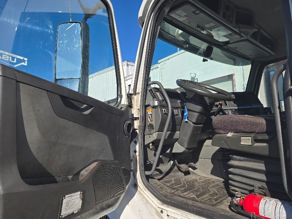 Day Cab Tractor-Heavy Duty Tractors-Volvo-2020-VNR64300-Chicopee-MA-431,906\n\t\tmiles-$ 38,250 - Image 9