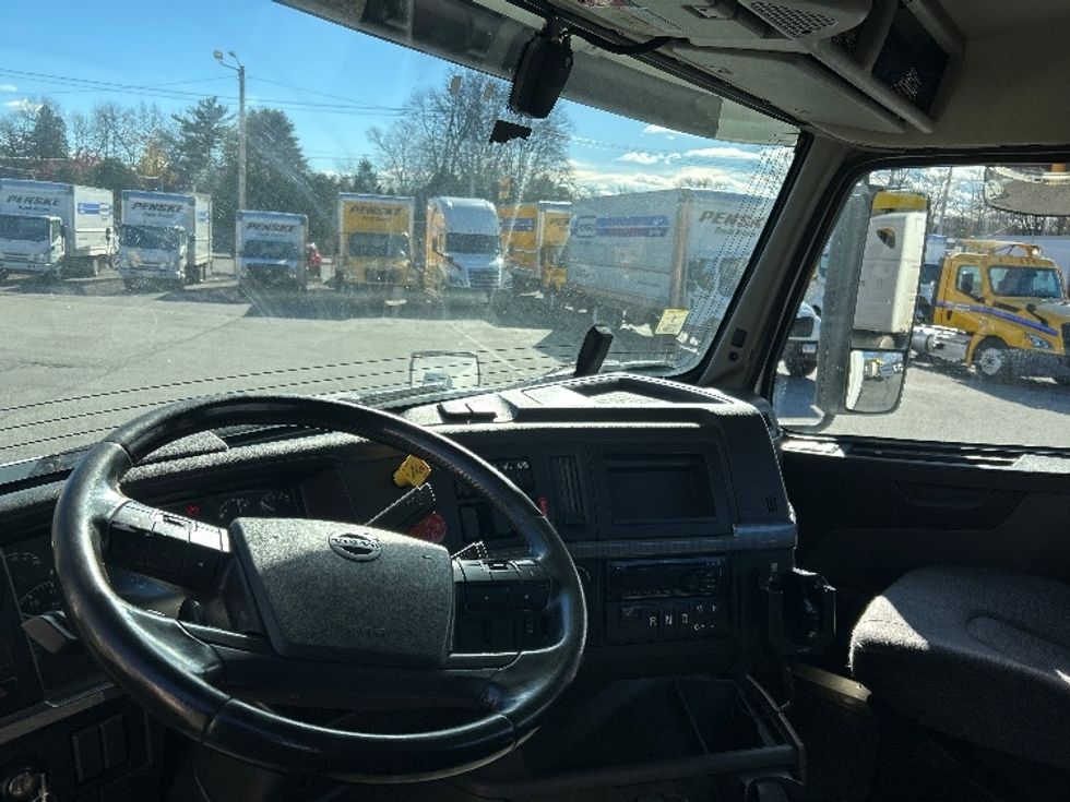 Day Cab Tractor-Heavy Duty Tractors-Volvo-2020-VNR64300-Chicopee-MA-450,133\n\t\tmiles-$ 37,250 - Image 10
