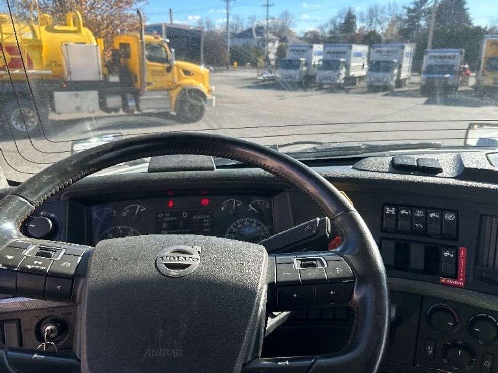 Day Cab Tractor-Heavy Duty Tractors-Volvo-2020-VNR64300-Chicopee-MA-450,133\n\t\tmiles-$ 37,250 - Image 11