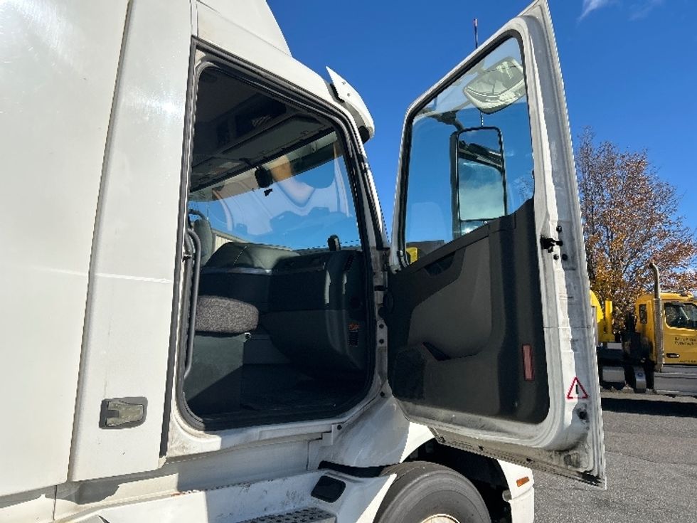 Day Cab Tractor-Heavy Duty Tractors-Volvo-2020-VNR64300-Chicopee-MA-450,133\n\t\tmiles-$ 37,250 - Image 12