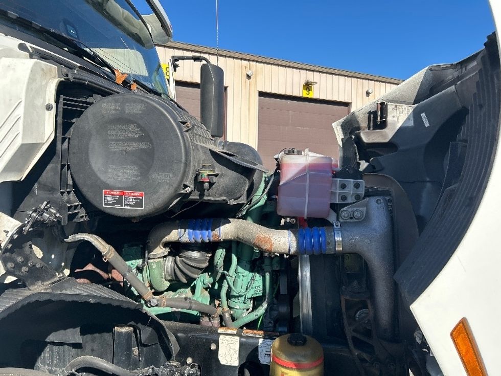 Day Cab Tractor-Heavy Duty Tractors-Volvo-2020-VNR64300-Chicopee-MA-450,133\n\t\tmiles-$ 37,250 - Image 15