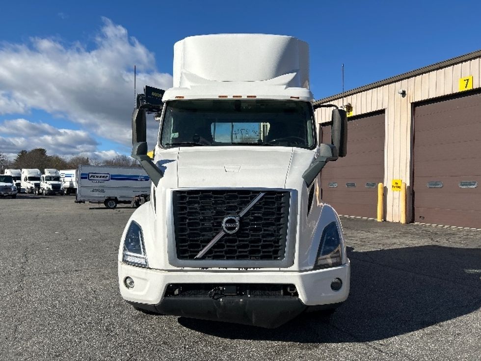 Day Cab Tractor-Heavy Duty Tractors-Volvo-2020-VNR64300-Chicopee-MA-450,133\n\t\tmiles-$ 37,250 - Image 2