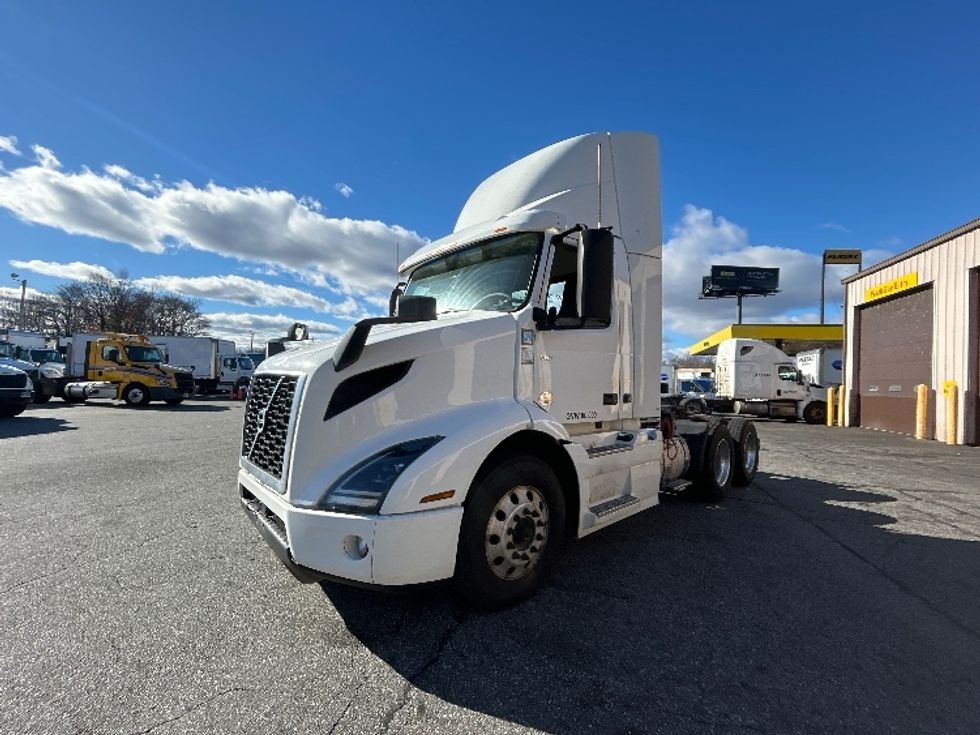 Day Cab Tractor-Heavy Duty Tractors-Volvo-2020-VNR64300-Chicopee-MA-450,133\n\t\tmiles-$ 37,250 - Image 3