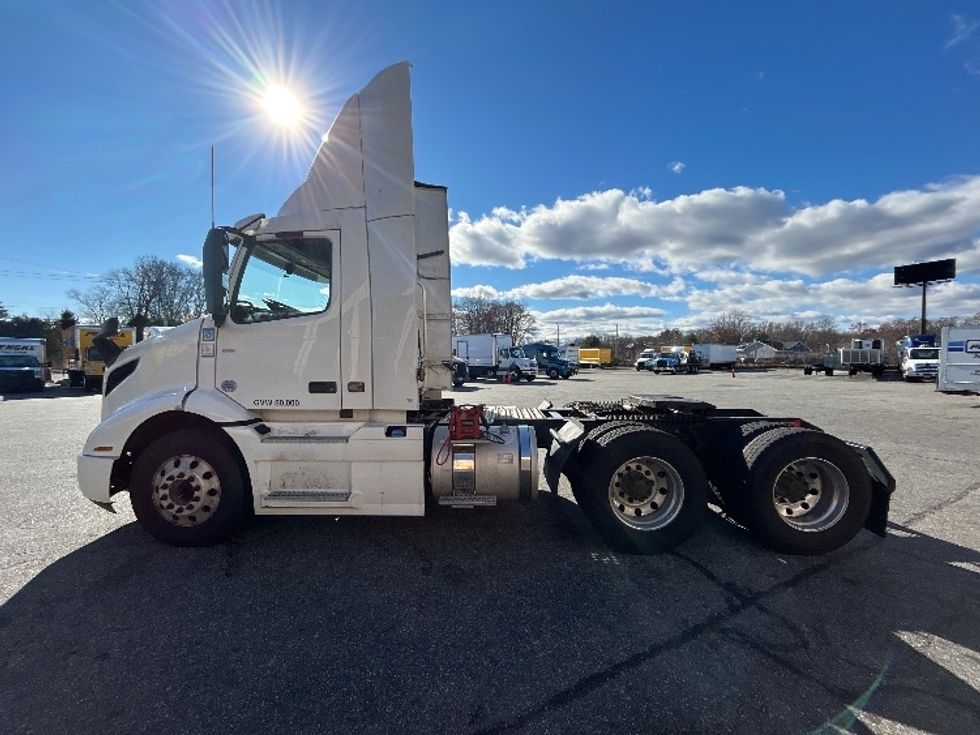 Day Cab Tractor-Heavy Duty Tractors-Volvo-2020-VNR64300-Chicopee-MA-450,133\n\t\tmiles-$ 37,250 - Image 4