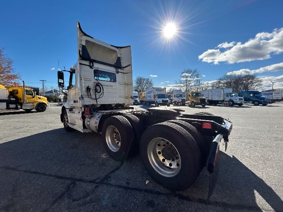 Day Cab Tractor-Heavy Duty Tractors-Volvo-2020-VNR64300-Chicopee-MA-450,133\n\t\tmiles-$ 37,250 - Image 5