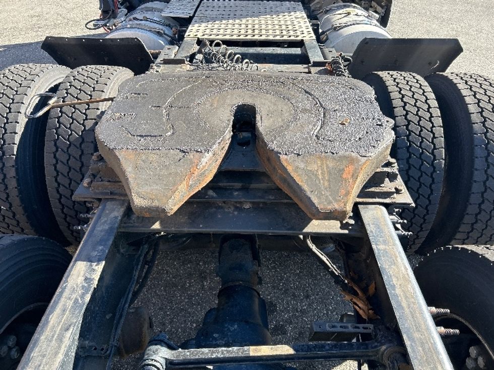 Day Cab Tractor-Heavy Duty Tractors-Volvo-2020-VNR64300-Chicopee-MA-450,133\n\t\tmiles-$ 37,250 - Image 6