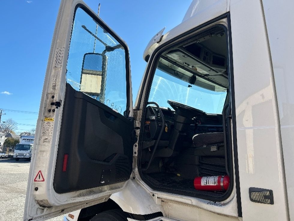 Day Cab Tractor-Heavy Duty Tractors-Volvo-2020-VNR64300-Chicopee-MA-450,133\n\t\tmiles-$ 37,250 - Image 9