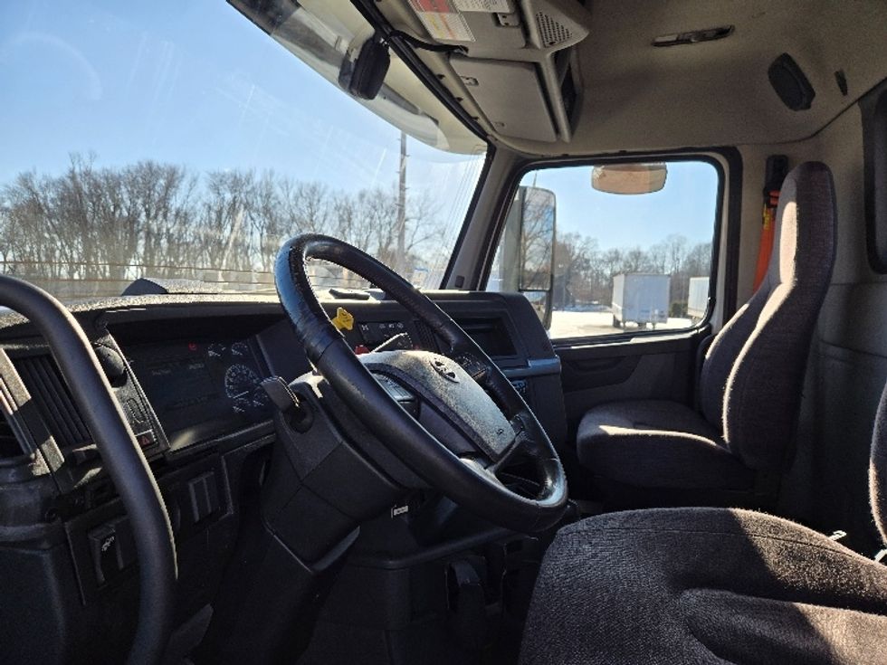 Day Cab Tractor-Heavy Duty Tractors-Volvo-2020-VNR64300-Chicopee-MA-490,512\n\t\tmiles-$ 34,250 - Image 10