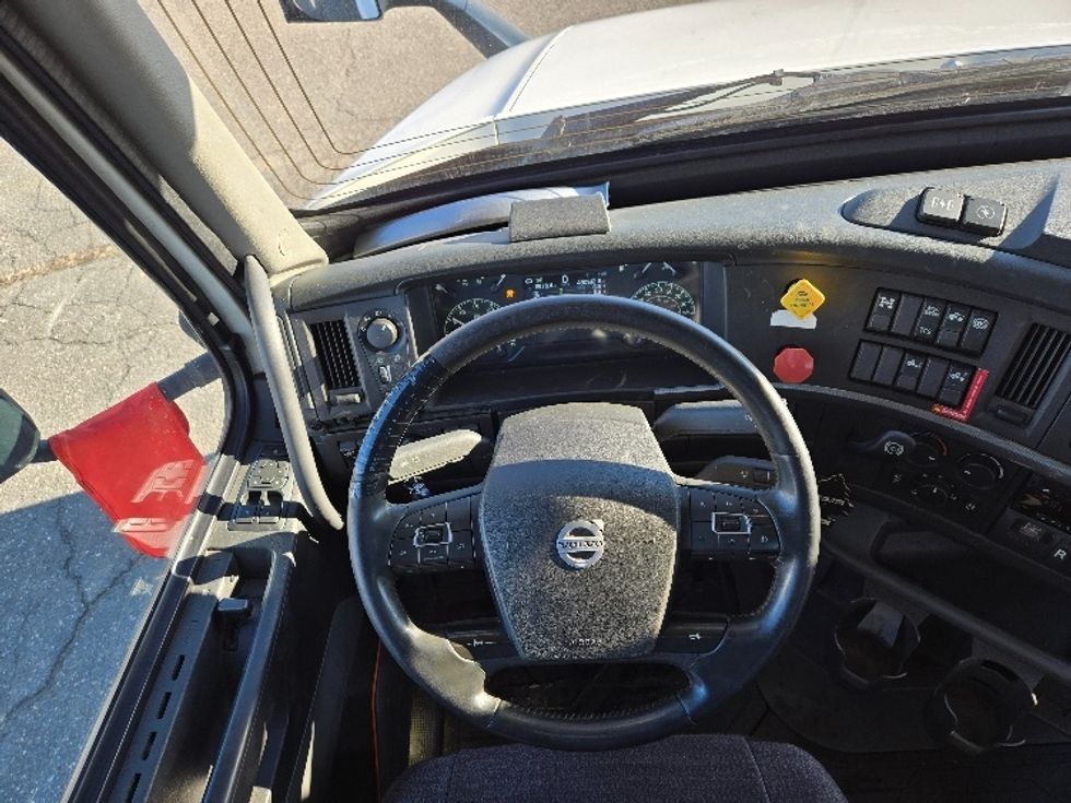 Day Cab Tractor-Heavy Duty Tractors-Volvo-2020-VNR64300-Chicopee-MA-490,512\n\t\tmiles-$ 34,250 - Image 11
