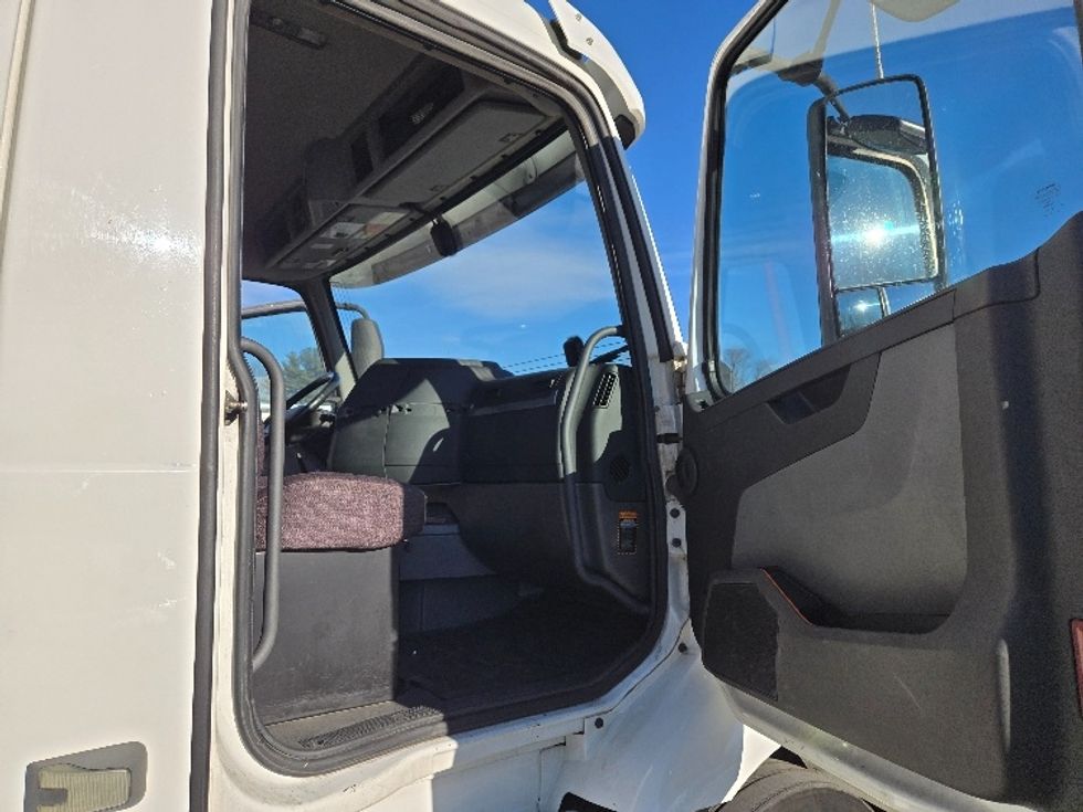 Day Cab Tractor-Heavy Duty Tractors-Volvo-2020-VNR64300-Chicopee-MA-490,512\n\t\tmiles-$ 34,250 - Image 12