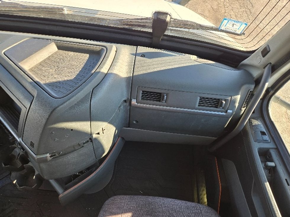 Day Cab Tractor-Heavy Duty Tractors-Volvo-2020-VNR64300-Chicopee-MA-490,512\n\t\tmiles-$ 34,250 - Image 13