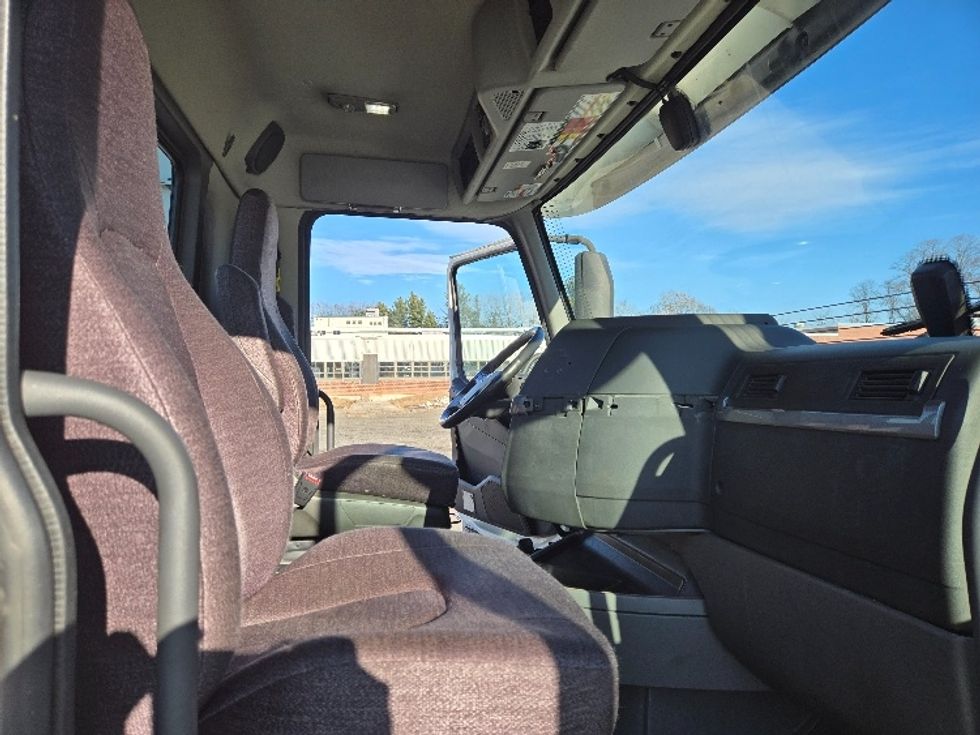Day Cab Tractor-Heavy Duty Tractors-Volvo-2020-VNR64300-Chicopee-MA-490,512\n\t\tmiles-$ 34,250 - Image 14