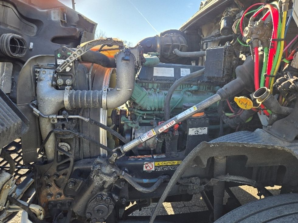 Day Cab Tractor-Heavy Duty Tractors-Volvo-2020-VNR64300-Chicopee-MA-490,512\n\t\tmiles-$ 34,250 - Image 16