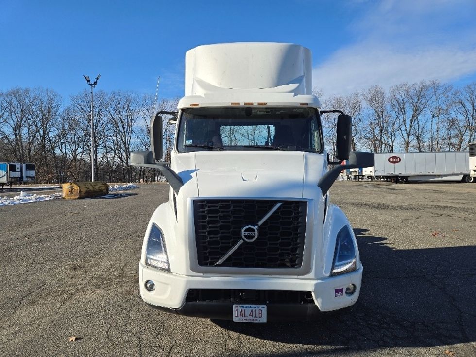 Day Cab Tractor-Heavy Duty Tractors-Volvo-2020-VNR64300-Chicopee-MA-490,512\n\t\tmiles-$ 34,250 - Image 2