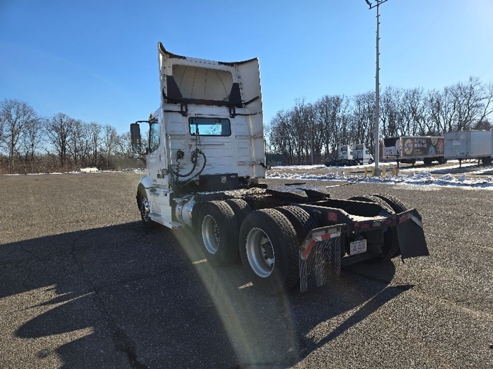 Day Cab Tractor-Heavy Duty Tractors-Volvo-2020-VNR64300-Chicopee-MA-490,512\n\t\tmiles-$ 34,250 - Image 5