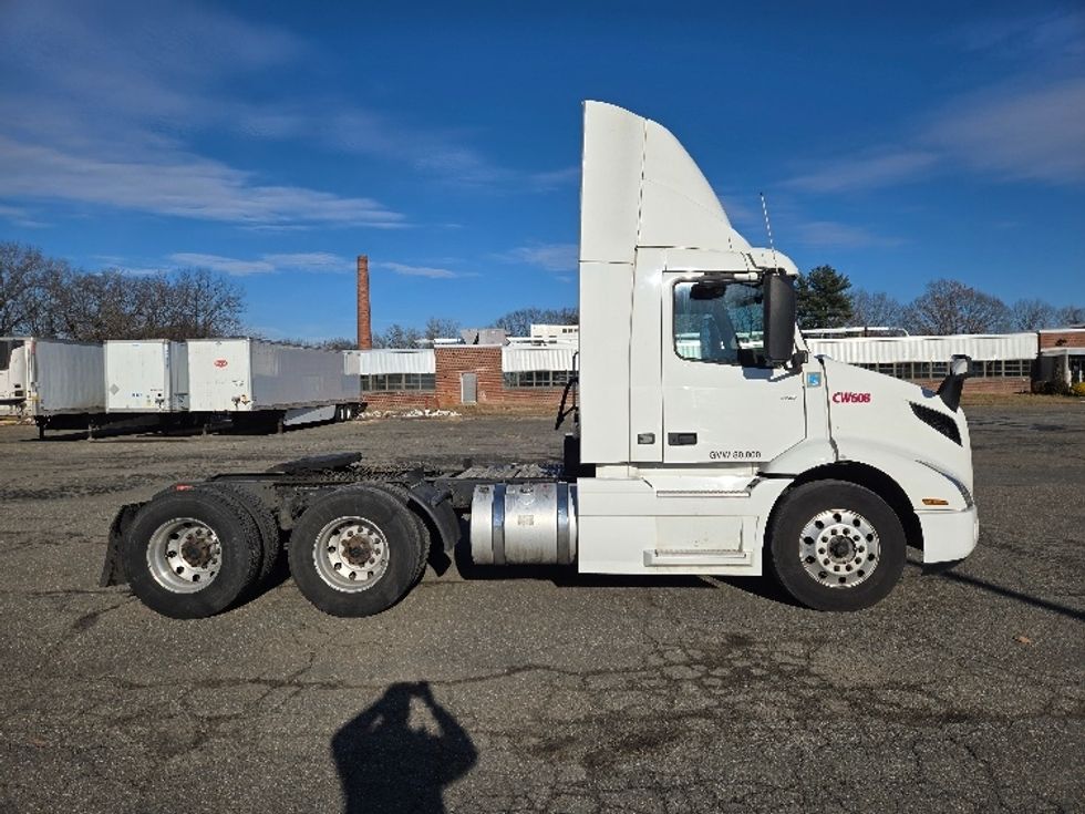 Day Cab Tractor-Heavy Duty Tractors-Volvo-2020-VNR64300-Chicopee-MA-490,512\n\t\tmiles-$ 34,250 - Image 8
