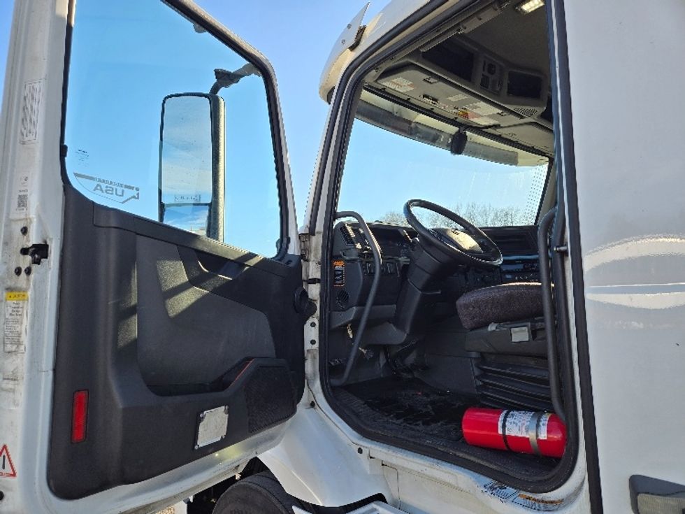 Day Cab Tractor-Heavy Duty Tractors-Volvo-2020-VNR64300-Chicopee-MA-490,512\n\t\tmiles-$ 34,250 - Image 9