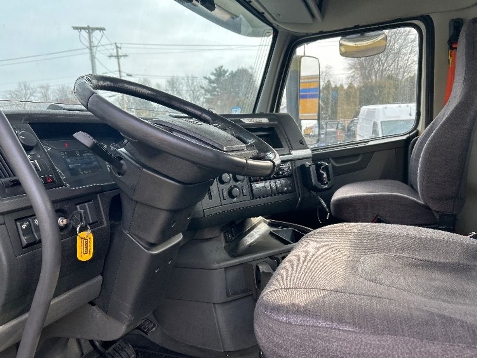 Day Cab Tractor-Heavy Duty Tractors-Volvo-2020-VNR64300-Chicopee-MA-494,390\n\t\tmiles-$ 34,250 - Image 10