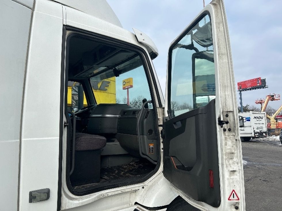 Day Cab Tractor-Heavy Duty Tractors-Volvo-2020-VNR64300-Chicopee-MA-494,390\n\t\tmiles-$ 34,250 - Image 12