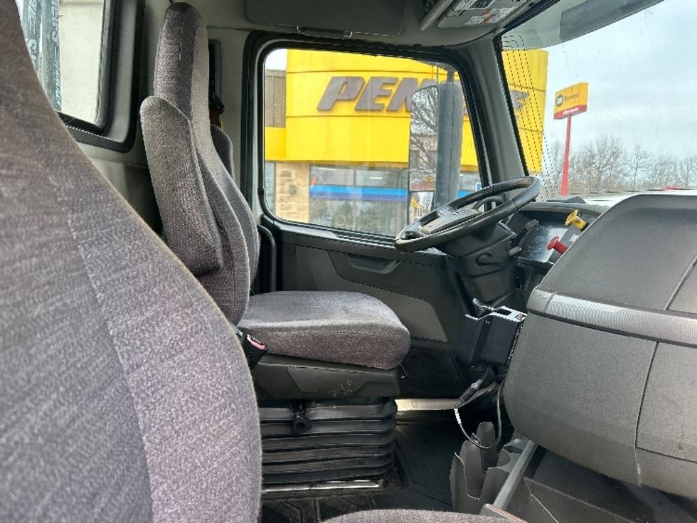 Day Cab Tractor-Heavy Duty Tractors-Volvo-2020-VNR64300-Chicopee-MA-494,390\n\t\tmiles-$ 34,250 - Image 14