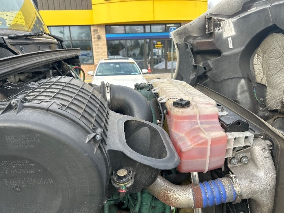 Day Cab Tractor-Heavy Duty Tractors-Volvo-2020-VNR64300-Chicopee-MA-494,390\n\t\tmiles-$ 34,250 - Image 15