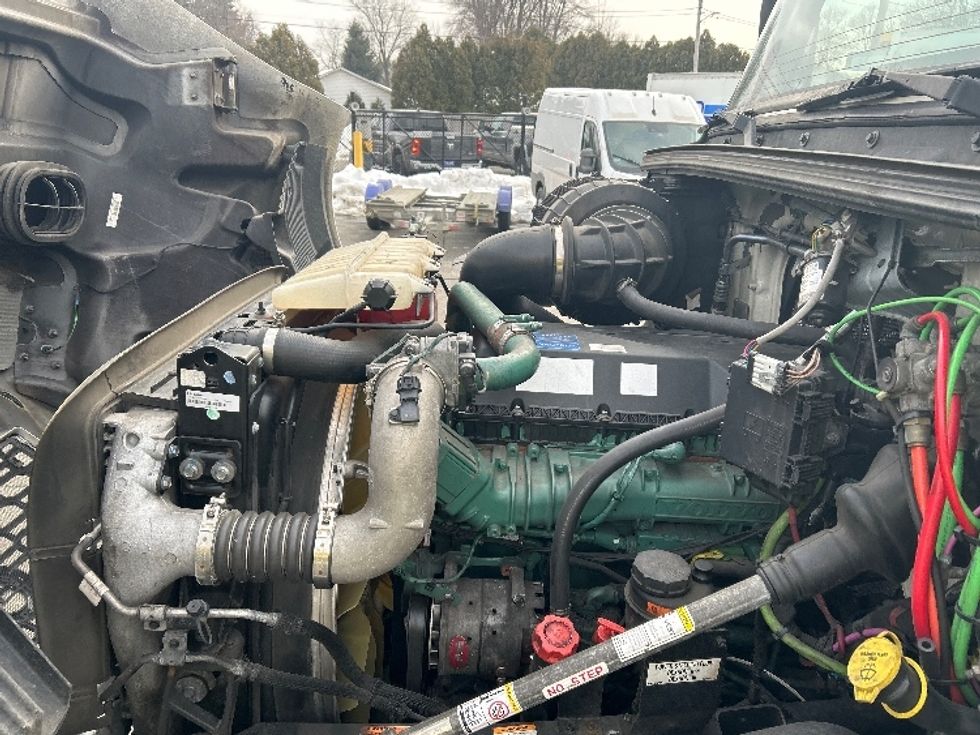 Day Cab Tractor-Heavy Duty Tractors-Volvo-2020-VNR64300-Chicopee-MA-494,390\n\t\tmiles-$ 34,250 - Image 16