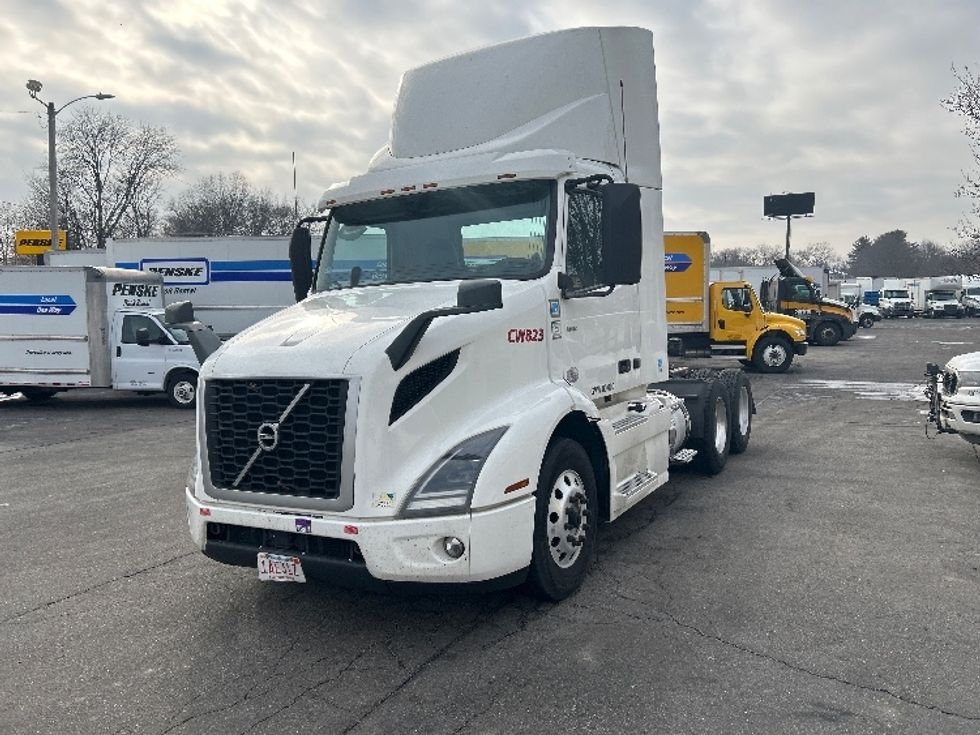 Day Cab Tractor-Heavy Duty Tractors-Volvo-2020-VNR64300-Chicopee-MA-494,390\n\t\tmiles-$ 34,250 - Image 3