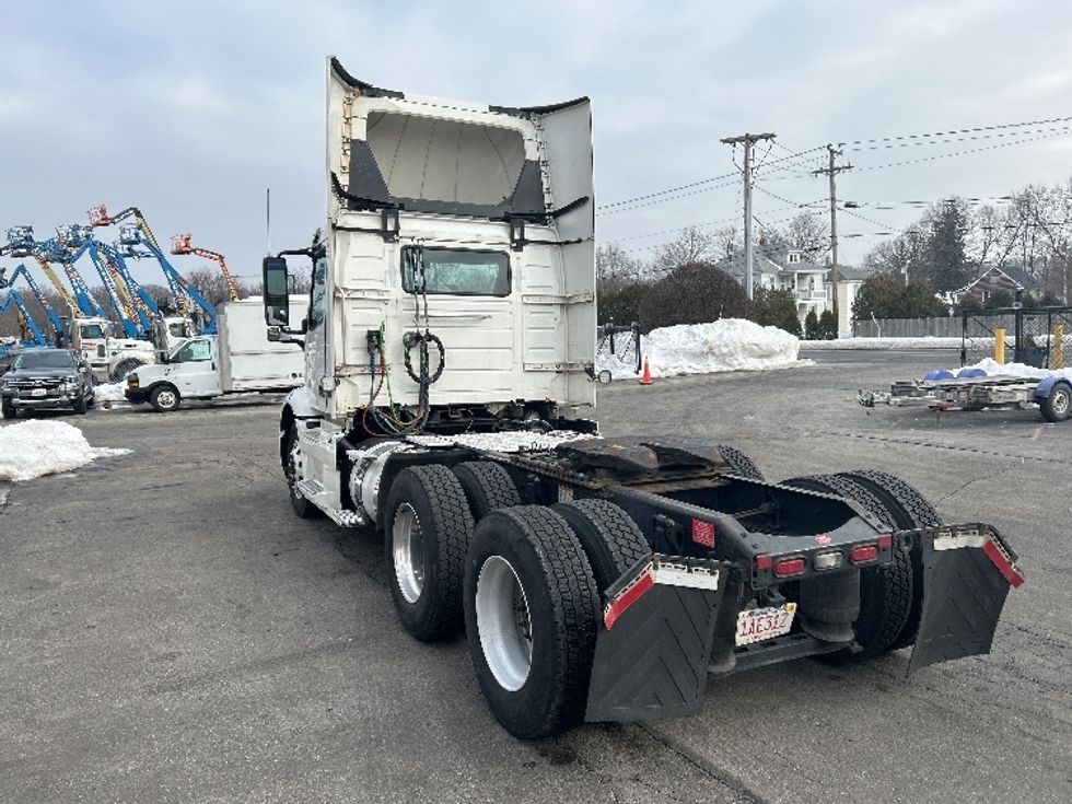Day Cab Tractor-Heavy Duty Tractors-Volvo-2020-VNR64300-Chicopee-MA-494,390\n\t\tmiles-$ 34,250 - Image 5