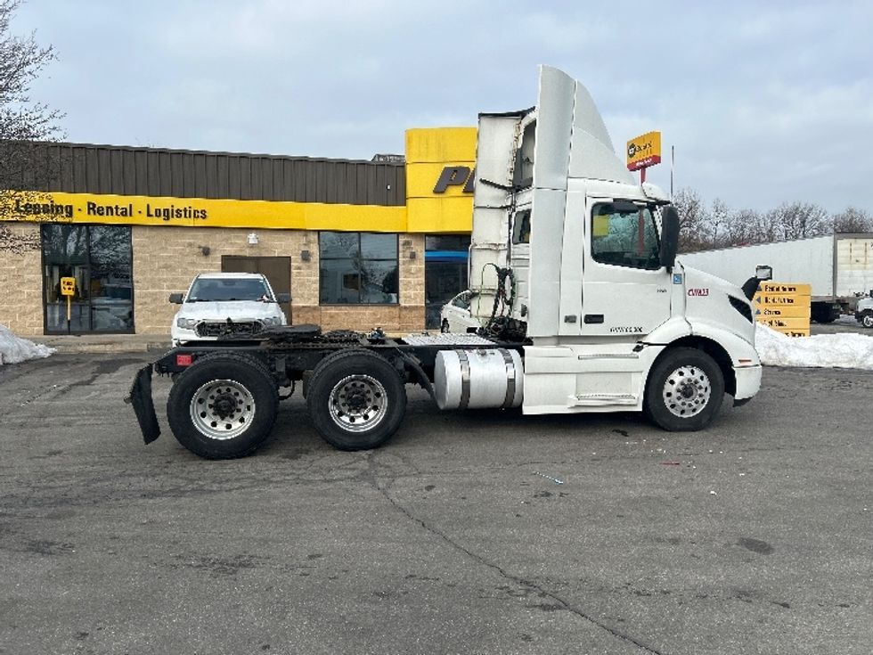 Day Cab Tractor-Heavy Duty Tractors-Volvo-2020-VNR64300-Chicopee-MA-494,390\n\t\tmiles-$ 34,250 - Image 8