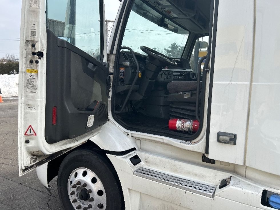 Day Cab Tractor-Heavy Duty Tractors-Volvo-2020-VNR64300-Chicopee-MA-494,390\n\t\tmiles-$ 34,250 - Image 9