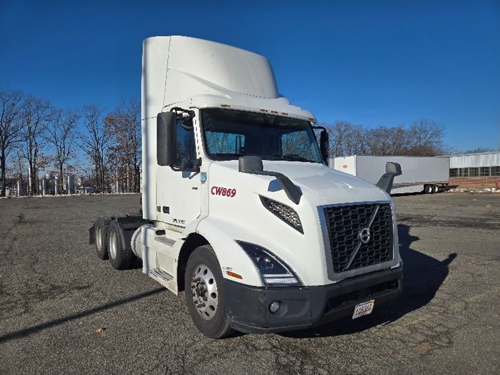 Day Cab Tractor-Heavy Duty Tractors-Volvo-2020-VNR64300-Chicopee-MA-516,997\n\t\tmiles-$ 33,250 - Image 1