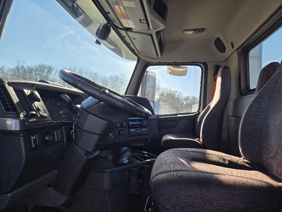 Day Cab Tractor-Heavy Duty Tractors-Volvo-2020-VNR64300-Chicopee-MA-516,997\n\t\tmiles-$ 33,250 - Image 10