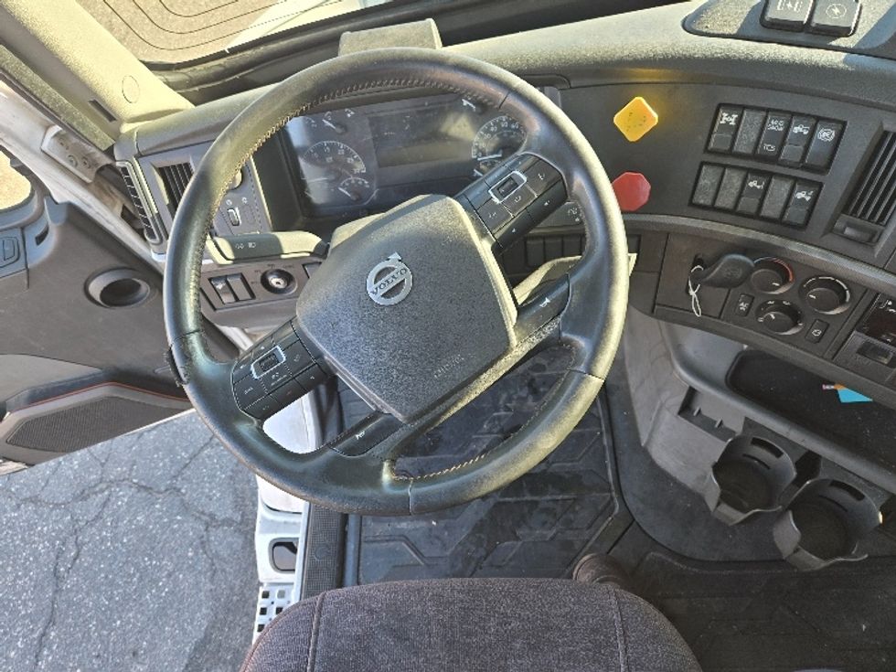 Day Cab Tractor-Heavy Duty Tractors-Volvo-2020-VNR64300-Chicopee-MA-516,997\n\t\tmiles-$ 33,250 - Image 11