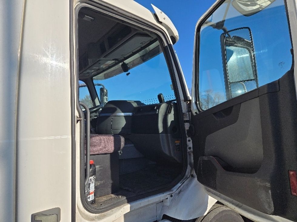 Day Cab Tractor-Heavy Duty Tractors-Volvo-2020-VNR64300-Chicopee-MA-516,997\n\t\tmiles-$ 33,250 - Image 12