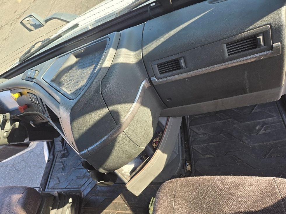 Day Cab Tractor-Heavy Duty Tractors-Volvo-2020-VNR64300-Chicopee-MA-516,997\n\t\tmiles-$ 33,250 - Image 13