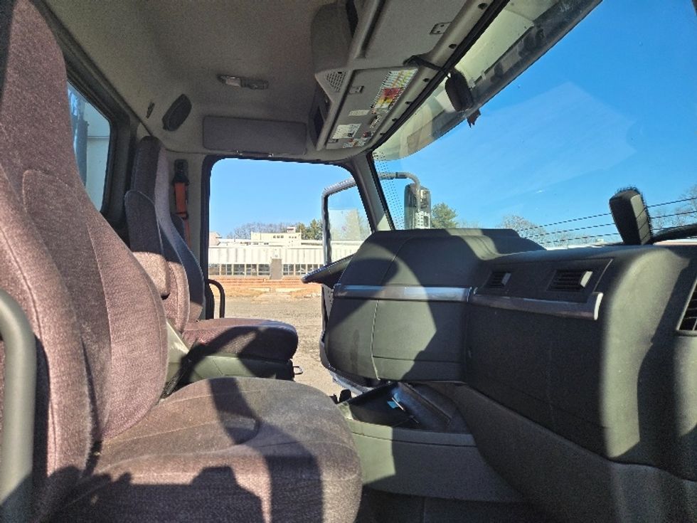 Day Cab Tractor-Heavy Duty Tractors-Volvo-2020-VNR64300-Chicopee-MA-516,997\n\t\tmiles-$ 33,250 - Image 14