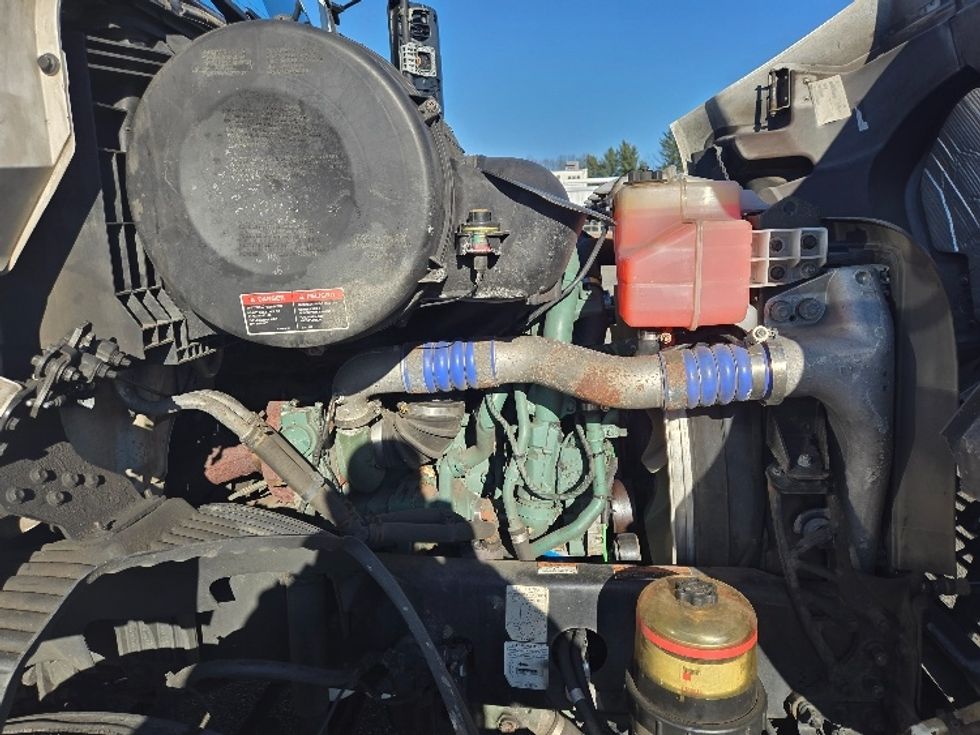 Day Cab Tractor-Heavy Duty Tractors-Volvo-2020-VNR64300-Chicopee-MA-516,997\n\t\tmiles-$ 33,250 - Image 15