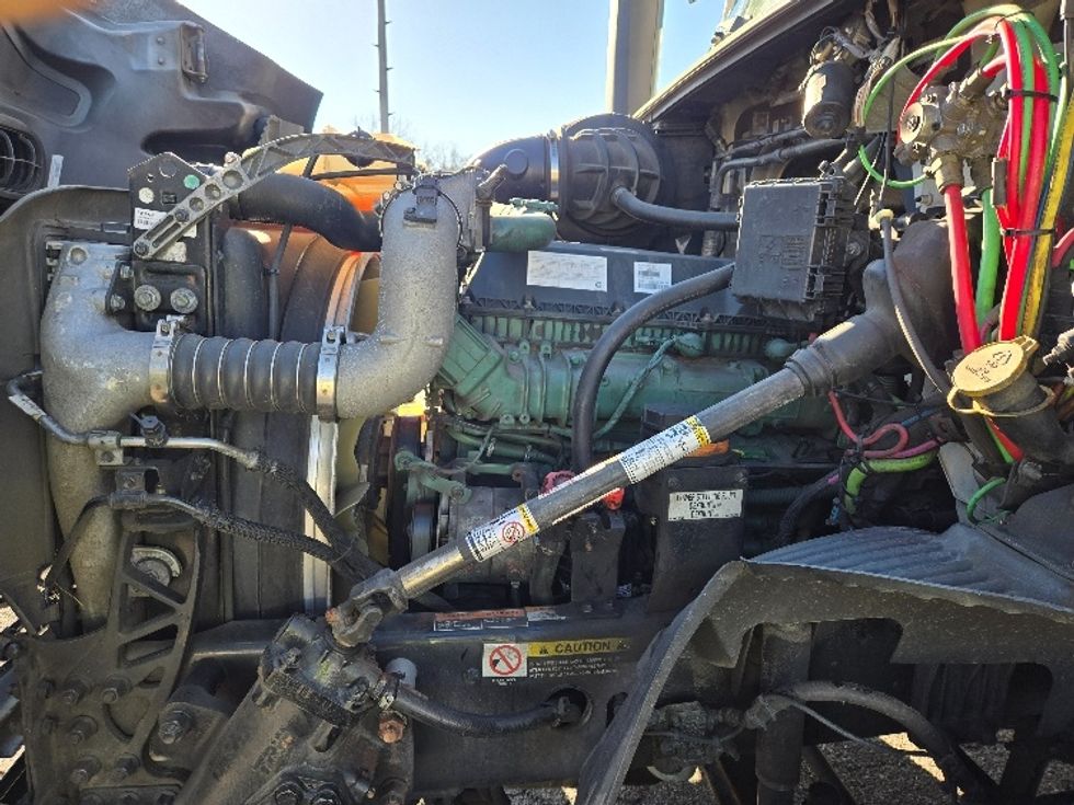 Day Cab Tractor-Heavy Duty Tractors-Volvo-2020-VNR64300-Chicopee-MA-516,997\n\t\tmiles-$ 33,250 - Image 16