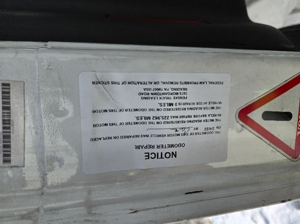 Day Cab Tractor-Heavy Duty Tractors-Volvo-2020-VNR64300-Chicopee-MA-516,997\n\t\tmiles-$ 33,250 - Image 17