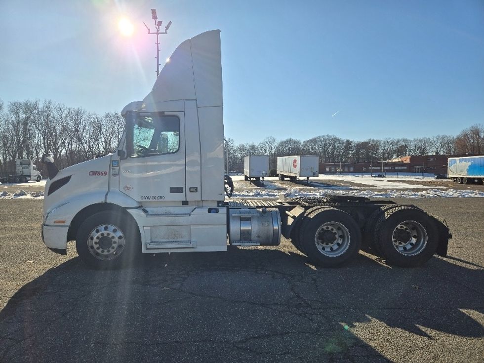 Day Cab Tractor-Heavy Duty Tractors-Volvo-2020-VNR64300-Chicopee-MA-516,997\n\t\tmiles-$ 33,250 - Image 4