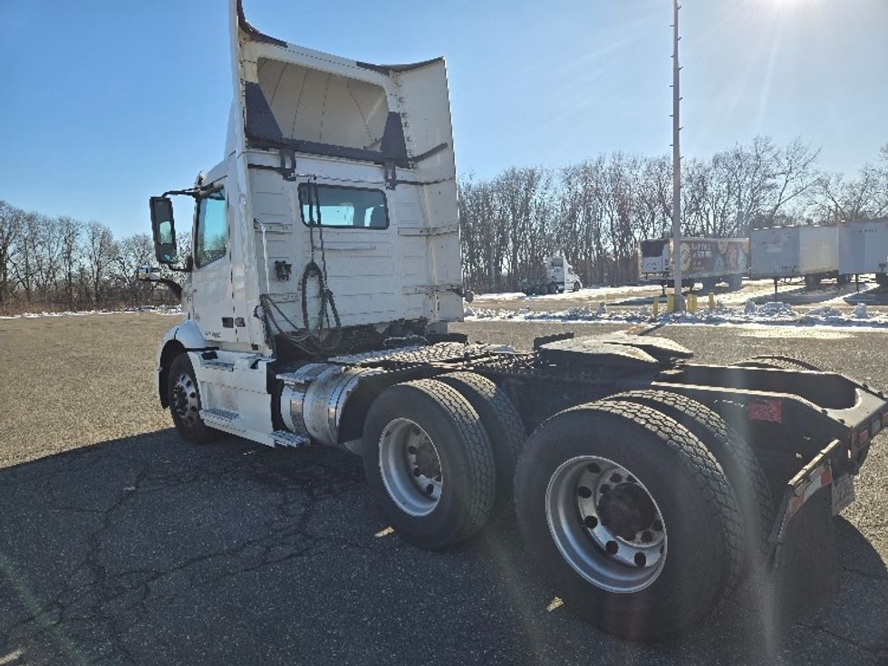 Day Cab Tractor-Heavy Duty Tractors-Volvo-2020-VNR64300-Chicopee-MA-516,997\n\t\tmiles-$ 33,250 - Image 5