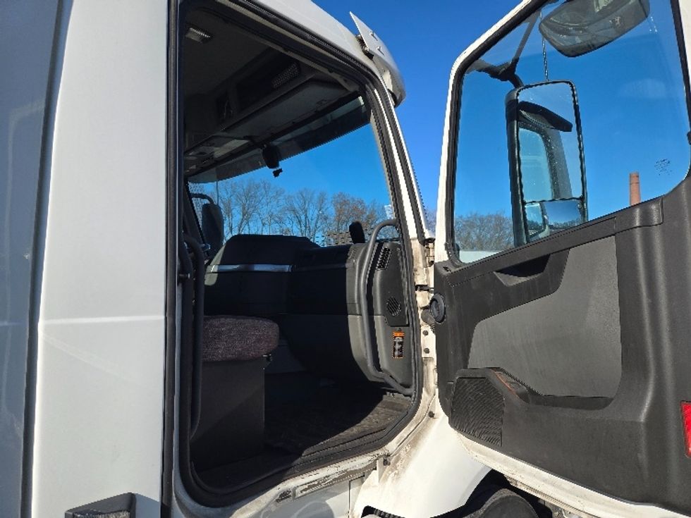 Day Cab Tractor-Heavy Duty Tractors-Volvo-2020-VNR64300-Chicopee-MA-531,997\n\t\tmiles-$ 31,750 - Image 12