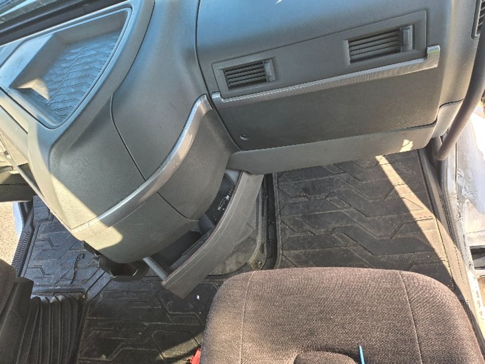 Day Cab Tractor-Heavy Duty Tractors-Volvo-2020-VNR64300-Chicopee-MA-531,997\n\t\tmiles-$ 31,750 - Image 13