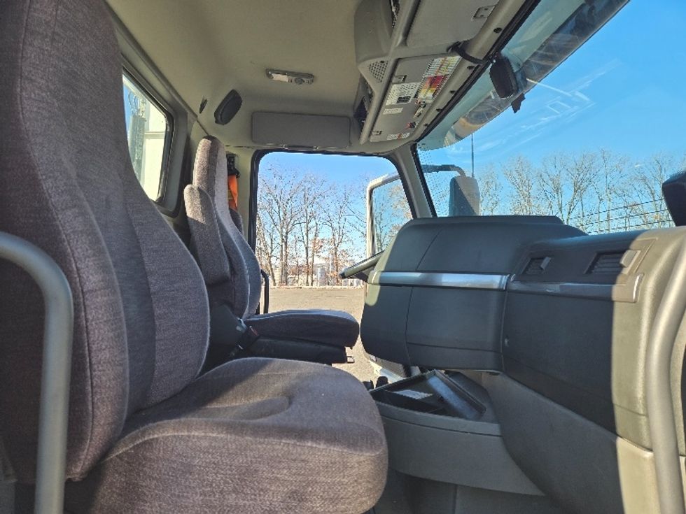 Day Cab Tractor-Heavy Duty Tractors-Volvo-2020-VNR64300-Chicopee-MA-531,997\n\t\tmiles-$ 31,750 - Image 15