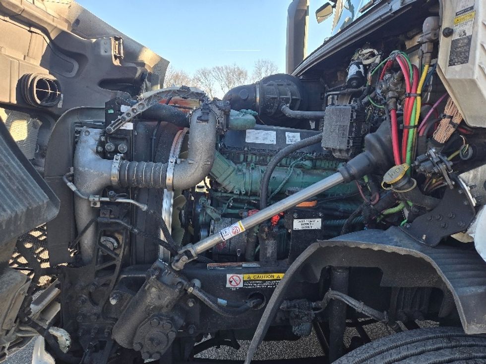 Day Cab Tractor-Heavy Duty Tractors-Volvo-2020-VNR64300-Chicopee-MA-531,997\n\t\tmiles-$ 31,750 - Image 17